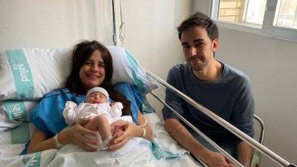 Vera, junto a sus padres, María Teresa y Carlos.