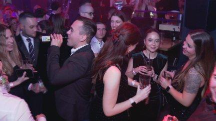 Muchas personas celebraron durante toda la Nochevieja la entrada del año.
