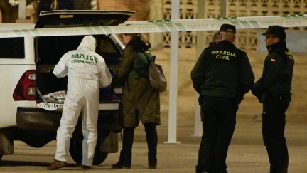 Guardiaciviles frente al portal del edificio de la mujer asesinada el 3 de marzo de 2023 en Villanueva de Gállego (Zaragoza). / Europa Press.