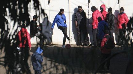 Un grupo de jóvenes africanos llegados a Canarias en cayuco juega con una pelota en el centro de acogida para extranjeros de Las Raíces, en La Laguna (Tenerife)./ EFE
