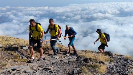 Al menos una vez al año, un grupo de personas con deficiencia visual coronan la cima del Moncayo.