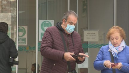Una pareja a la entrada de un centro de salud de Zaragoza.