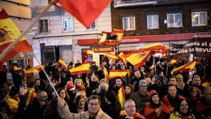 Imagen de la concentración que se celebró en Nochevieja frente a la sede del PSOE en la calle Ferraz de Madrid. |  (Diego Radamés/Europa Press)