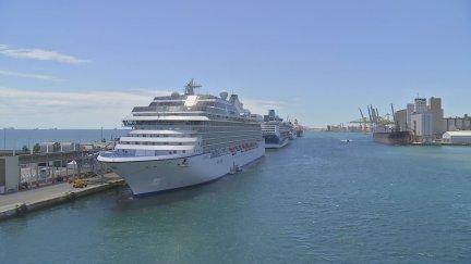 Cruceros en un puerto.