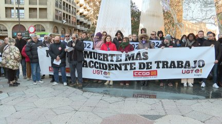 Concentración de sindicatos en repulsa a los dos últimos fallecidos en accidente laboral en Aragón.