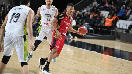 Trae Bell-Haynes maneja el balón en una jugada del partido.