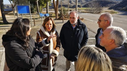 La alcaldesa de Zaragoza, Natalia Chueca, ha visitado este jueves el barrio rural de Torrecilla de Valmadrid. / Ayuntamiento de Zaragoza