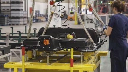 Una trabajadora durante su turno en la fábrica de Stellantis de Figueruelas.