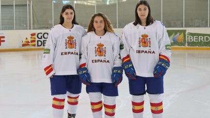 Paula Marina, Nerea Giménez y Julia Herrero, jugadoras del CH Jaca.