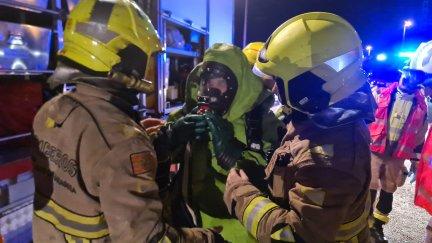 Los bomberos colocándose las protecciones necesarias para este tipo de intervención. / Ayuntamiento de Zaragoza
