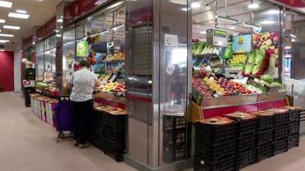 Algunos de los puestos que tiene el mercado de San Vicente de Paúl.