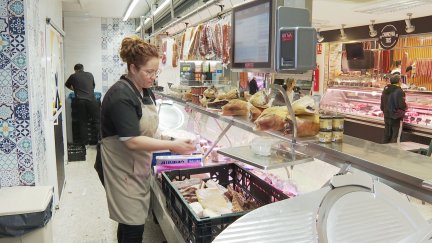 La autónoma Estefanía Villarreal en su puesto en el mercado Puerta Sancho, en Zaragoza.