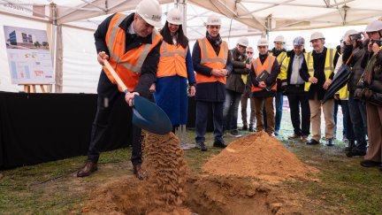 Descripción El presidente de Aragón, Jorge Azcón, pone la primera piedra del nuevo centro de salud del Perpetuo Socorro de Huesca. / Fabián Simón