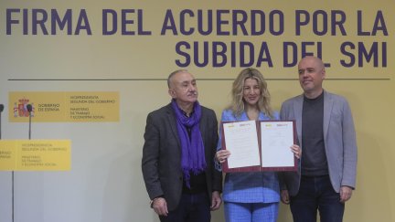 El Ministerio de Trabajo y los sindicatos firman el acuerdo para subir el SMI. / EFE. Fernando Alvarado