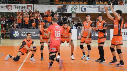 Los jugadores del Pamesa Teruel Voleibol durante el encuentro de ida.