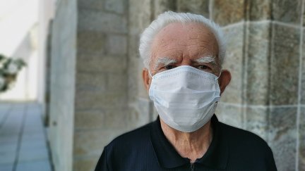 La salud de los mayores y la amenaza de una pandemia, son la base de las principales desinformaciones. / Pixabay