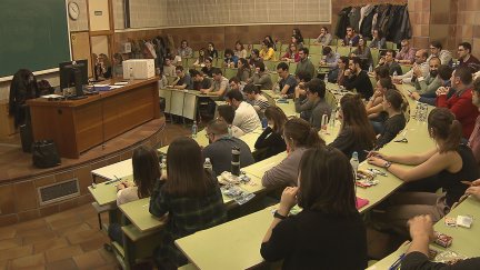 Estudiantes a punto de comenzar el examen MIR.