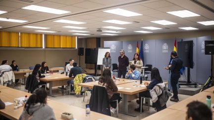 La ministra de Sanidad da ánimos a los que se han presentado a las FSE en el ministerio