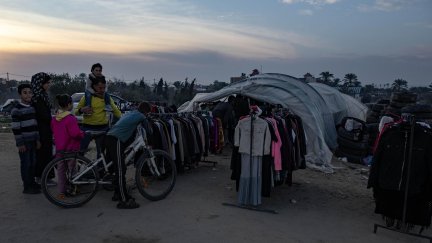 Miles de desplazados en un campo de refugiados en Rafah, al sur de Gaza