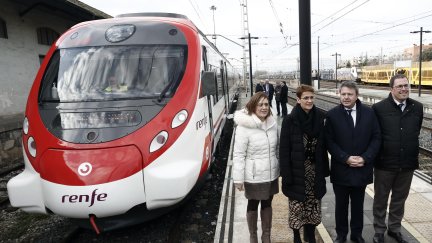 La presidenta de Navarra junto al secretario de Estado de Transportes y Movilidad Sostenible y el presidente de Renfe, junto al nuevo modelo de tren que cubrirá la linea entre Zaragoza y Pamplona. / EFE. Jesús Diges