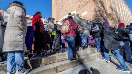 Imagen de las llamadas 'colas del hambre' en Madrid en 2022. / Fundación Madrina
