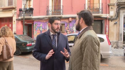 Alejandro Nolasco frente a uno de los albergues de Zaragoza que acoge a más de un centenar de inmigrantes.