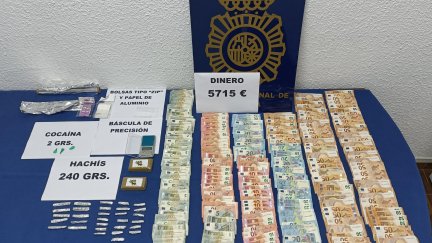 Droga y dinero incautado por la Policía Nacional en la vivienda investigada. / Policía Nacional
