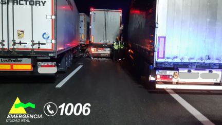 Accidente múltiple de la A-4, en Santa Cruz de Mudela, en la noche del miércoles. / Emergencias Ciudad Real