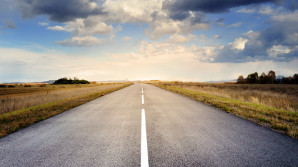 El consejero de Fomento aragonés ha firmado este viernes la adjudicación definitiva del Plan Extraordinario de Carreteras. / Canva