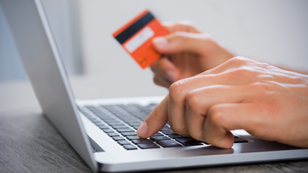 Las compras 'online' más habituales de los consumidores aragoneses son ropa, zapatos y accesorios. / Canva