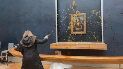 Dos activistas climáticas han lanzado sopa de color naranja sobre 'La Gioconda'.
