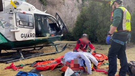 Una zaragozana de 61 años ha sido rescatada tras caerse de unos 15 metros cuando realizaba senda GR 11 del valle de Bujaruelo. / Guardia Civil