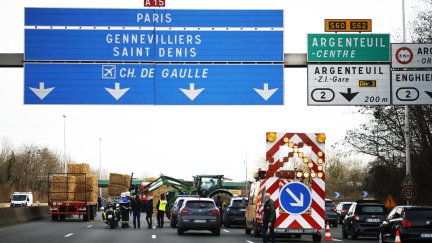 Tractores cortan una de las arterías de acceso a París