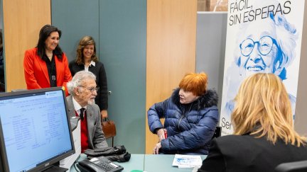 La concejal delegada del Mayor, Paloma Espinosa, y la consejera municipal de Políticas Sociales, Marian Orós, han acompañado a los primeros usuarios del servicio. / Europa Press