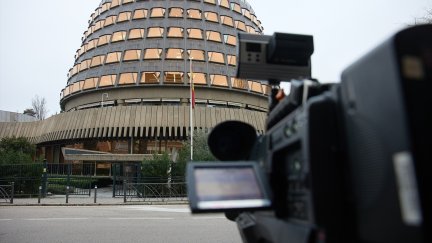 Una cámara frente a la sede del Tribunal Constitucional. / Europa Press