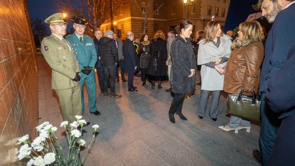 Las autoridades junto al memorial que recuerda a las víctimas del atentado. / Daniel Marcos (Ayuntamiento Zaragoza)