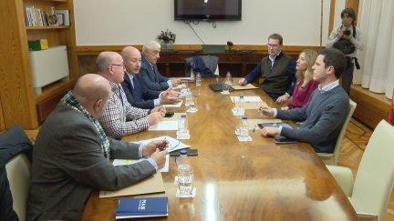 La vicepresidenta segunda y consejera de Economía, Empleo e Industria del Gobierno de Aragón, Mar Vaquero, este martes con responsables de CEOE Aragón, Cepyme, UGT y CC.OO.