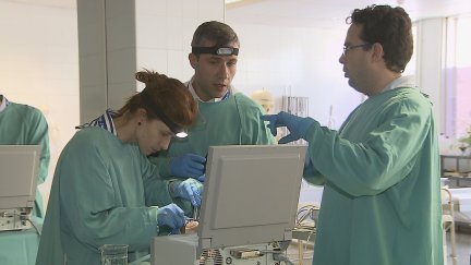 Una de las clases donde aprenden con los cuerpos donados a la Universidad de Zaragoza.