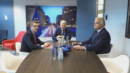 Bolaños y González Pons, con el comisario Didier Reynders en medio, antes de la reunión.