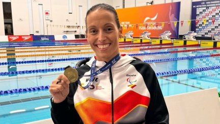 Teresa Perales posa con su medalla de oro lograda este jueves.