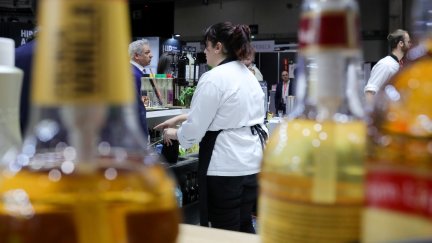 Una camarera trabajando en un bar. / Europa Press
