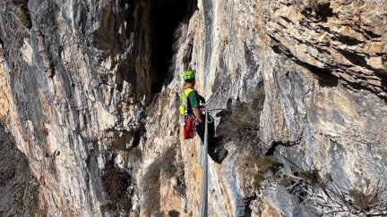 Rescate del huevo de quebrantahuesos por parte del Greim de Boltaña. / Guardia Civil