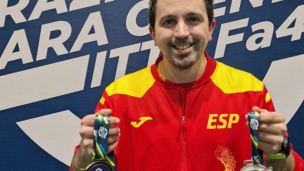 Jorge Cardona, con sus dos medallas conquistadas en Brasil.