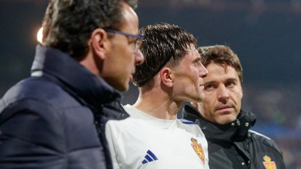 Raúl Guti, al retirarse lesionado de La Romareda este lunes.