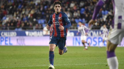 Javi Mier, en un partido con la SD Huesca esta temporada.