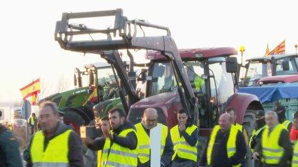 Tractores en protesta bloquean los accesos a una autovía.