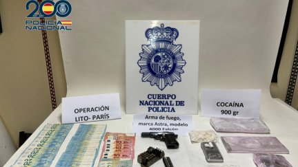 Parte del dinero y la droga incautada. / Policía Nacional