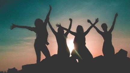 La mayoría de los solteros que viajan en grupo tienen más de 40 años. / Canva