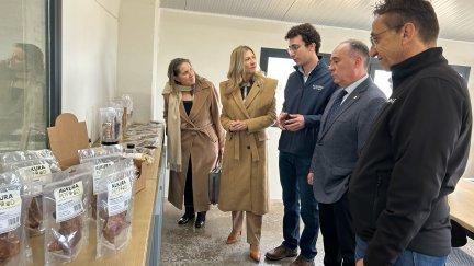 La vicepresidenta, Mar Vaquero, ha inaugurado este viernes la empresa Alkura Petfood en Alcorisa. / Gobierno de Aragón