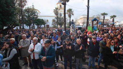 Vecinos de Barbate en la concentración de repulsa por los hechos. (Rocío Ruz / Europa Press)